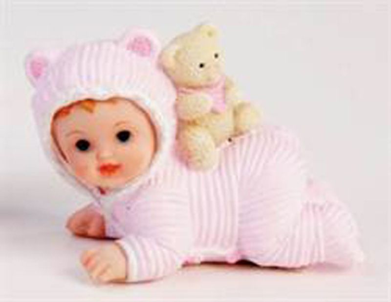 Bordpynt. Baby liggende m/bamse på ryggen, rosa.