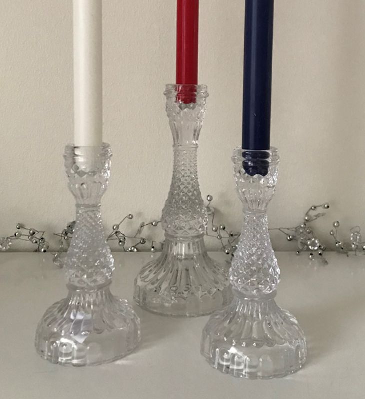 Lysestake i glass, liten, med rugler.