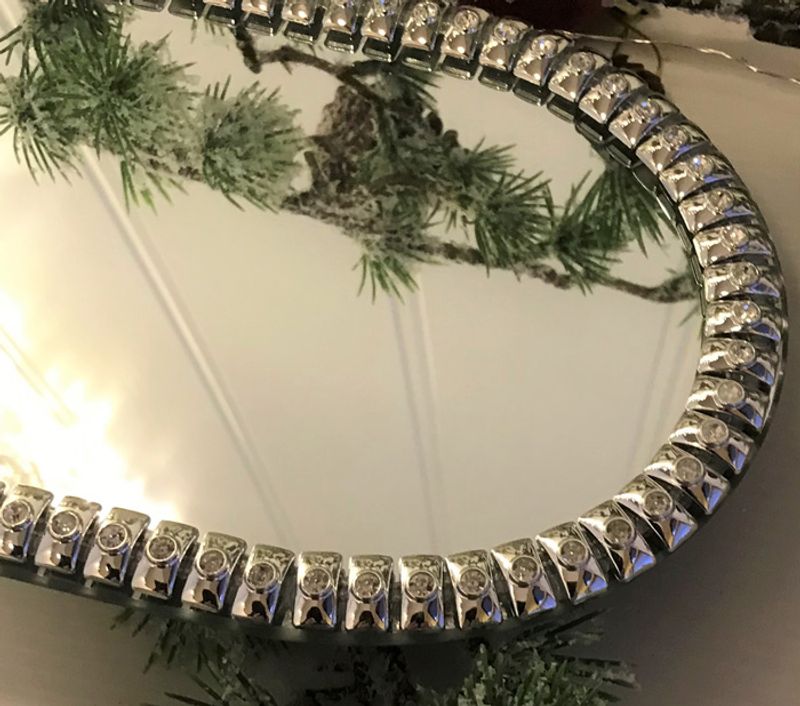 Speibrikke, ovalt, med strass stener.