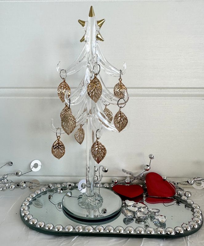 Juletre, på speil, med bladpynt i bronse.