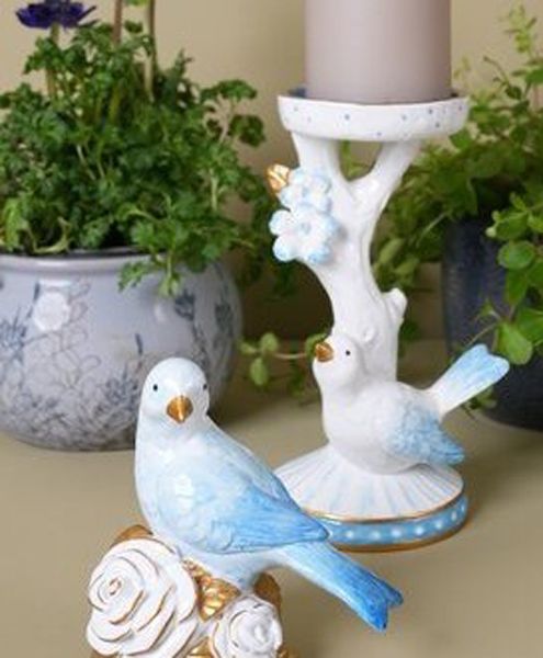 Retrofugl i bl&aring;tt p&aring; hvite roser.