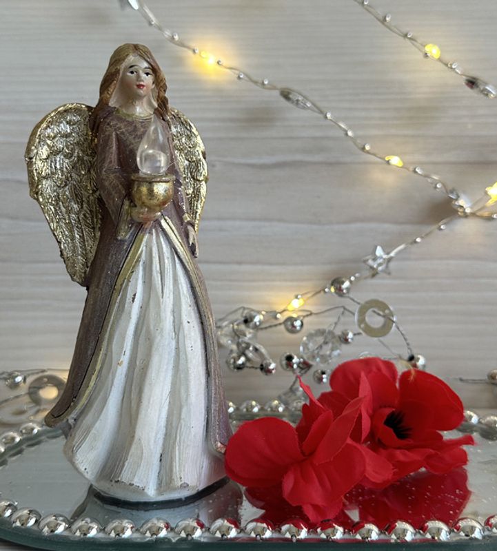 Engel med Led lys lampe.