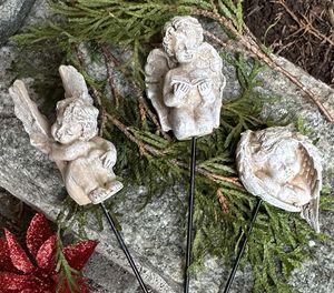 Hovedbilde Gravpynt, sovende Engel under ...